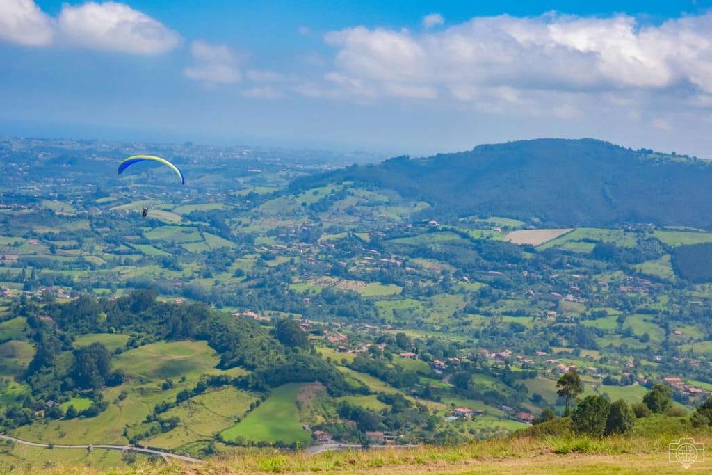 Montagne verdi delle Asturie con un parapendio