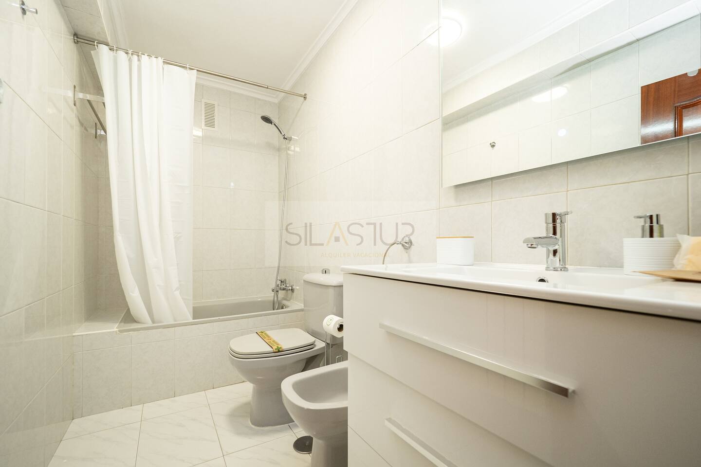 Bagno con vasca e doccia