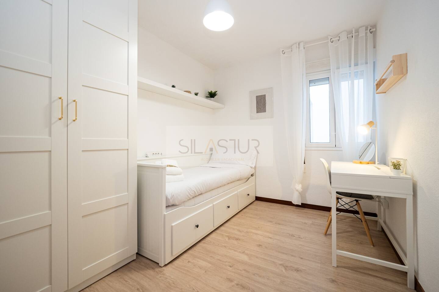 Camera con letto singolo e scrivania per lavorare