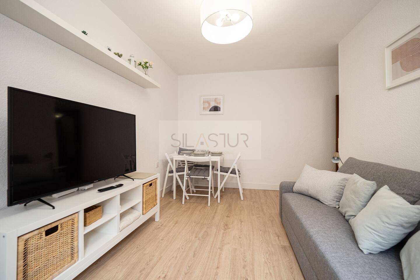 Soggiorno con divano, TV e zona pranzo