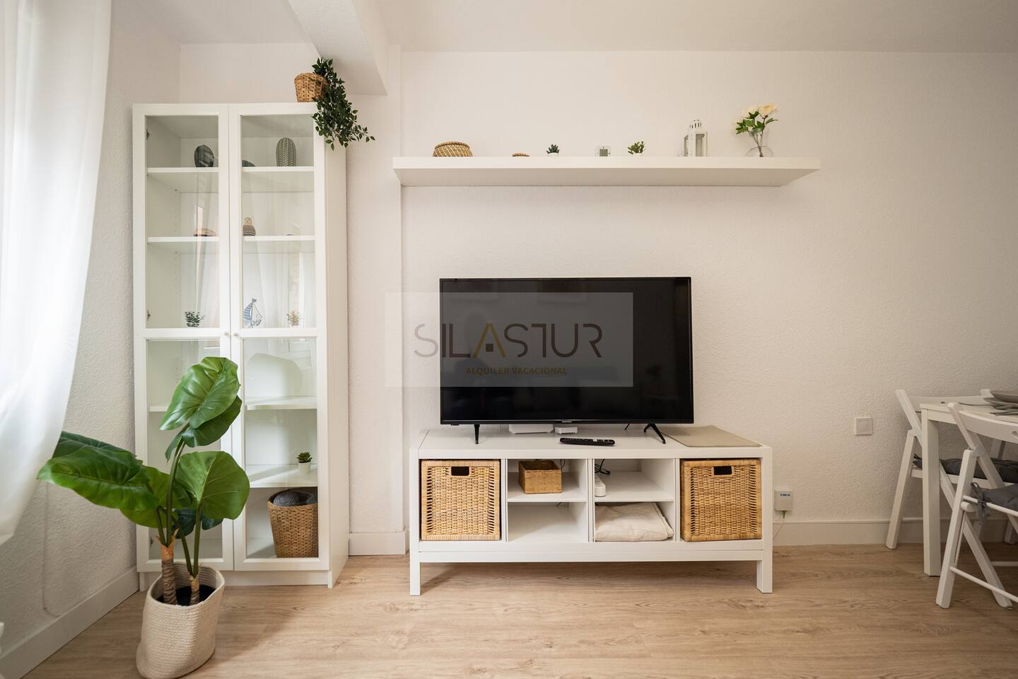 Soggiorno con TV, mobile e scaffale