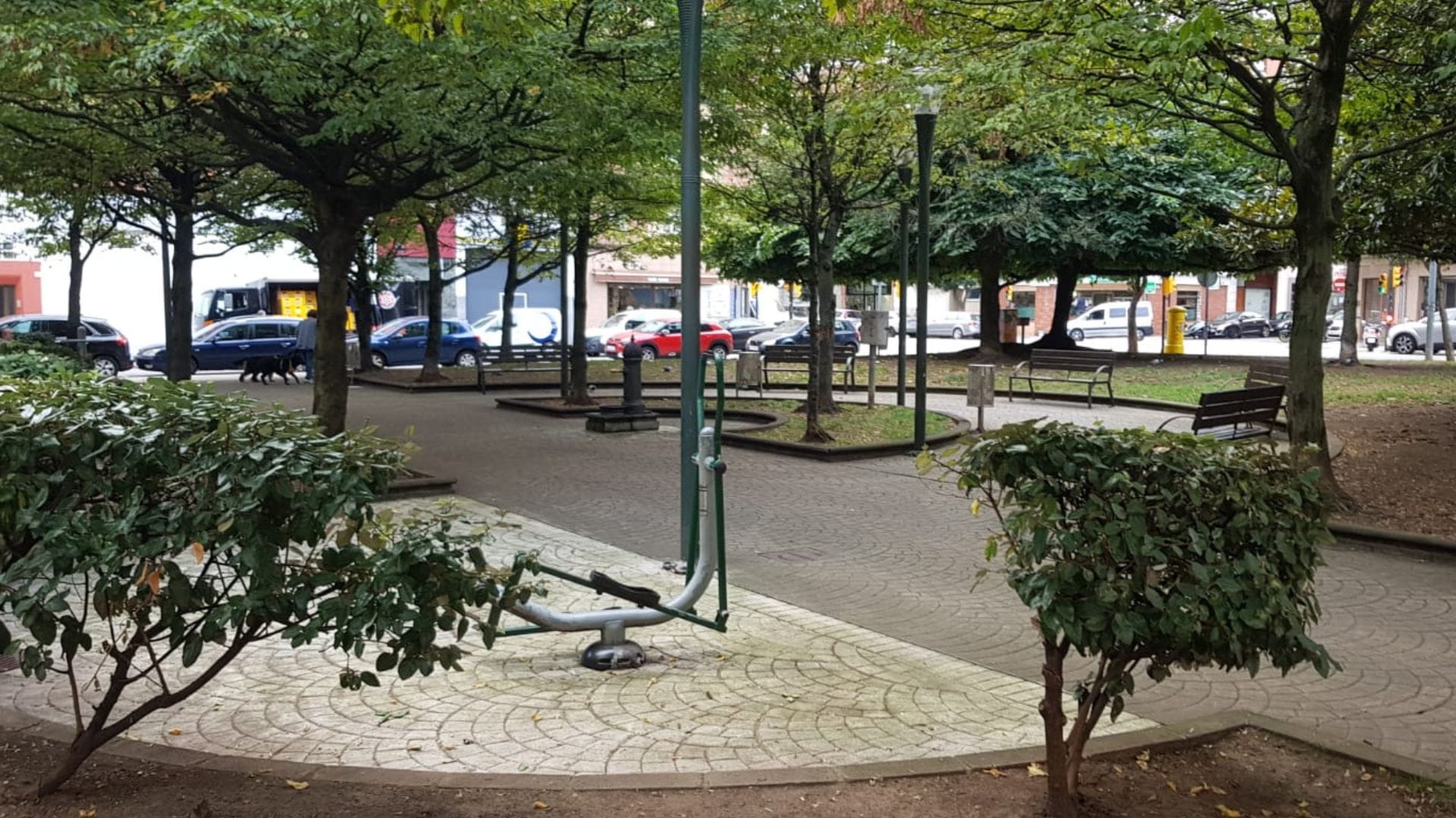 Piazza alberata con attrezzi per il fitness all’aperto